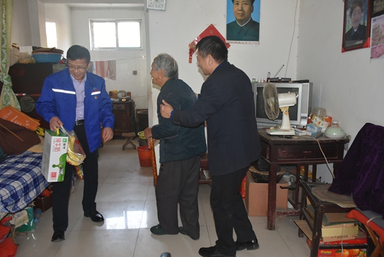 集團機關黨支部到南韓村老年幸福院獻愛心12