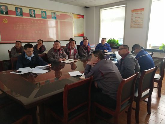 魯中水泥召開經(jīng)營分析會(huì)議81