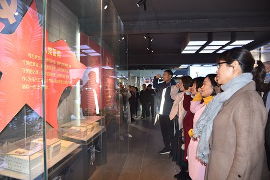 羅村鎮(zhèn)黨委、村域黨支部到重山文化館開展“不忘初心 牢記使命”主題教育活動(dòng)80