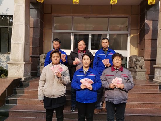 集團(tuán)慰問特困職工37