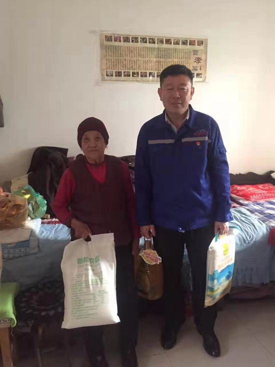 節(jié)前送溫暖 真情暖人心 —魯中水泥黨支部走訪慰問南韓村高齡老人35