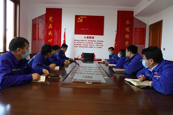 腳踏實(shí)地守初心  立足崗位履使命  ——重山光電、集團(tuán)機(jī)關(guān)黨支部組織召開一季度黨員大會(huì)59