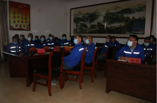 抓好主題教育 補足精神之“鈣”——魯蒙水泥黨支部組織黨員集體學(xué)習(xí)2