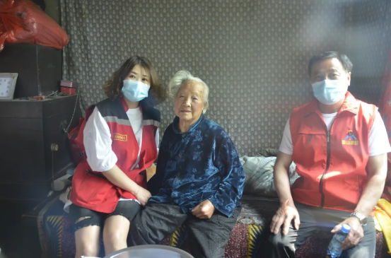 魯中水泥黨支部組織敬老愛老公益活動12