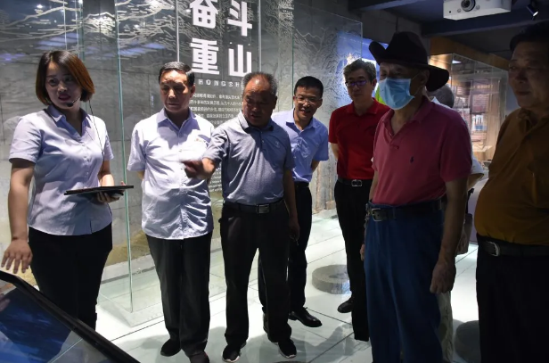 淄川區(qū)部分文化界人士到重山集團(tuán)參觀調(diào)研40