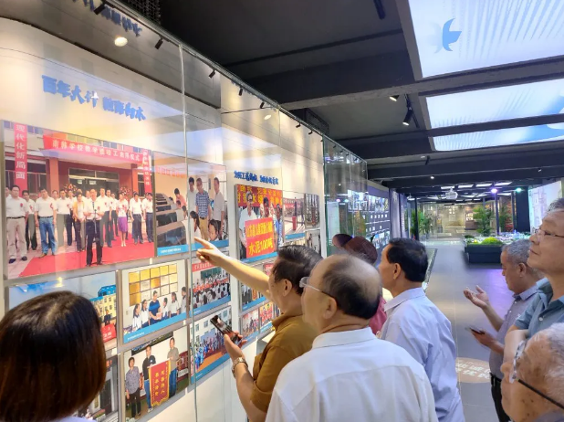 淄川區(qū)部分文化界人士到重山集團(tuán)參觀調(diào)研40