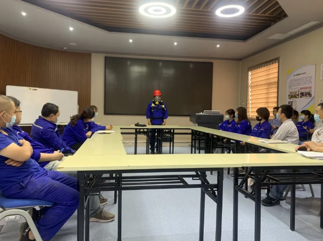 魯中水泥組織事故應(yīng)急救援專項(xiàng)培訓(xùn)8