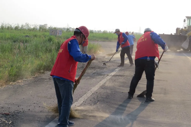 黃驊黨員講奉獻(xiàn) 義務(wù)勞動(dòng)慶七一7