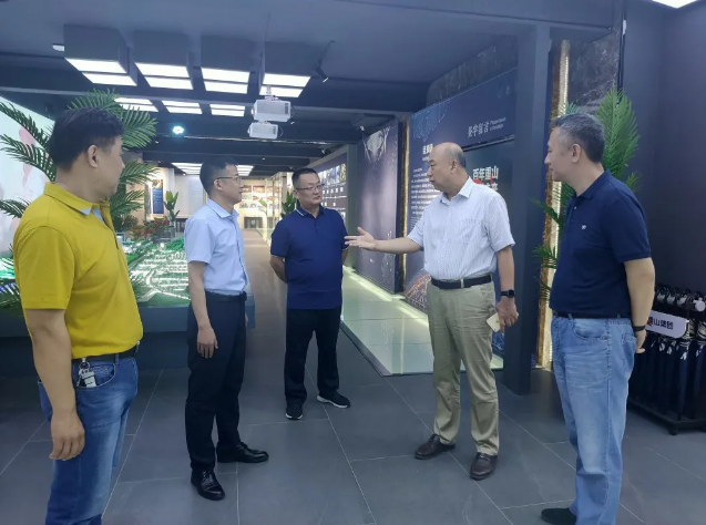 山東省水泥質量監(jiān)督檢驗站站長李峰到集團調研97