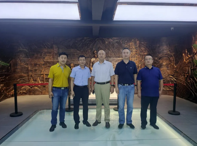 山東省水泥質量監(jiān)督檢驗站站長李峰到集團調研97