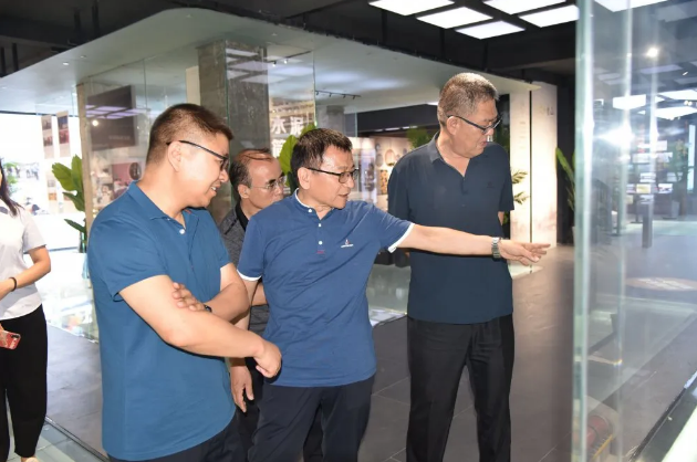 市檔案館領導到集團調研指導工作81