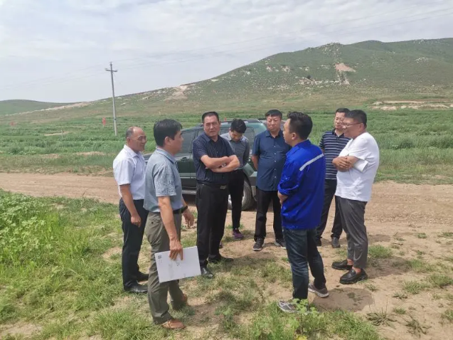 扎魯特旗領(lǐng)導(dǎo)到螢澤礦業(yè)視察工作56