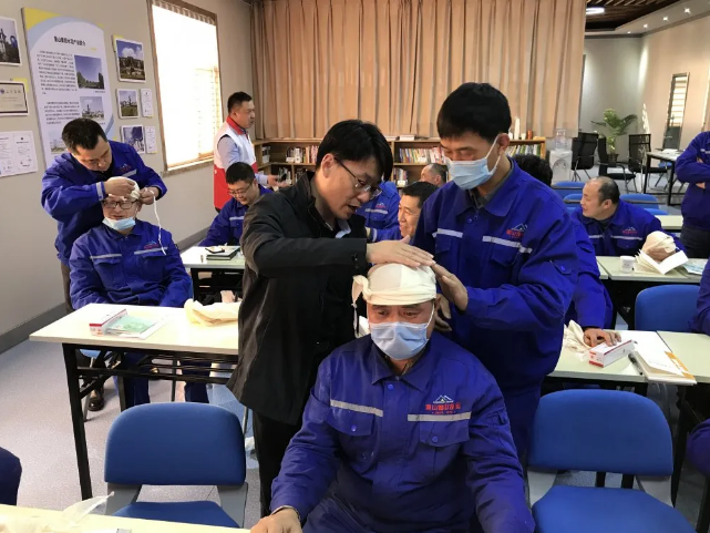 集團組織紅十字應(yīng)急救護培訓