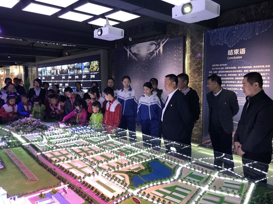 重山集團(tuán)參加羅村中心?！皭坌闹鷮W(xué)”資助金發(fā)放儀式25